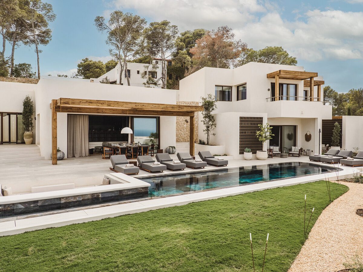 Villa Sapphire with its private pool, terraces and pergola