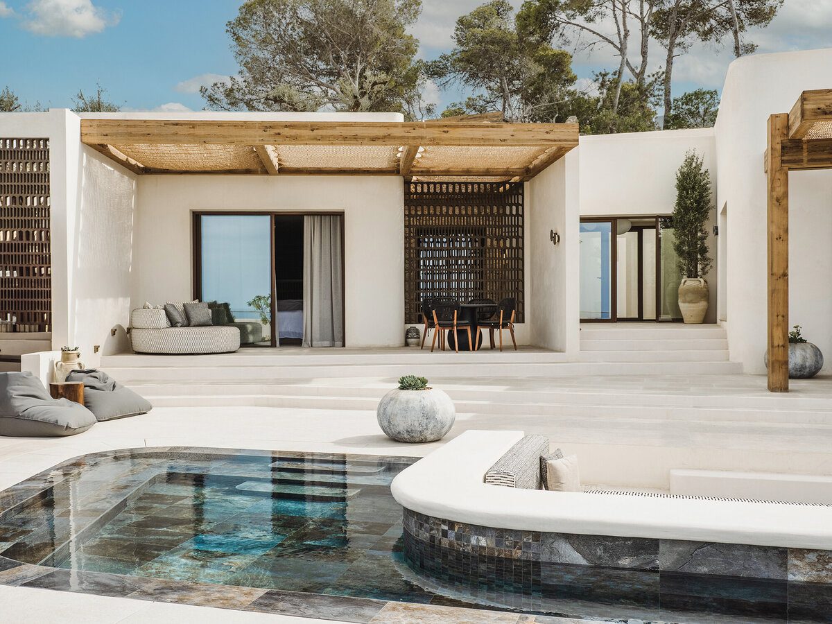 The sunken lounge in the pool