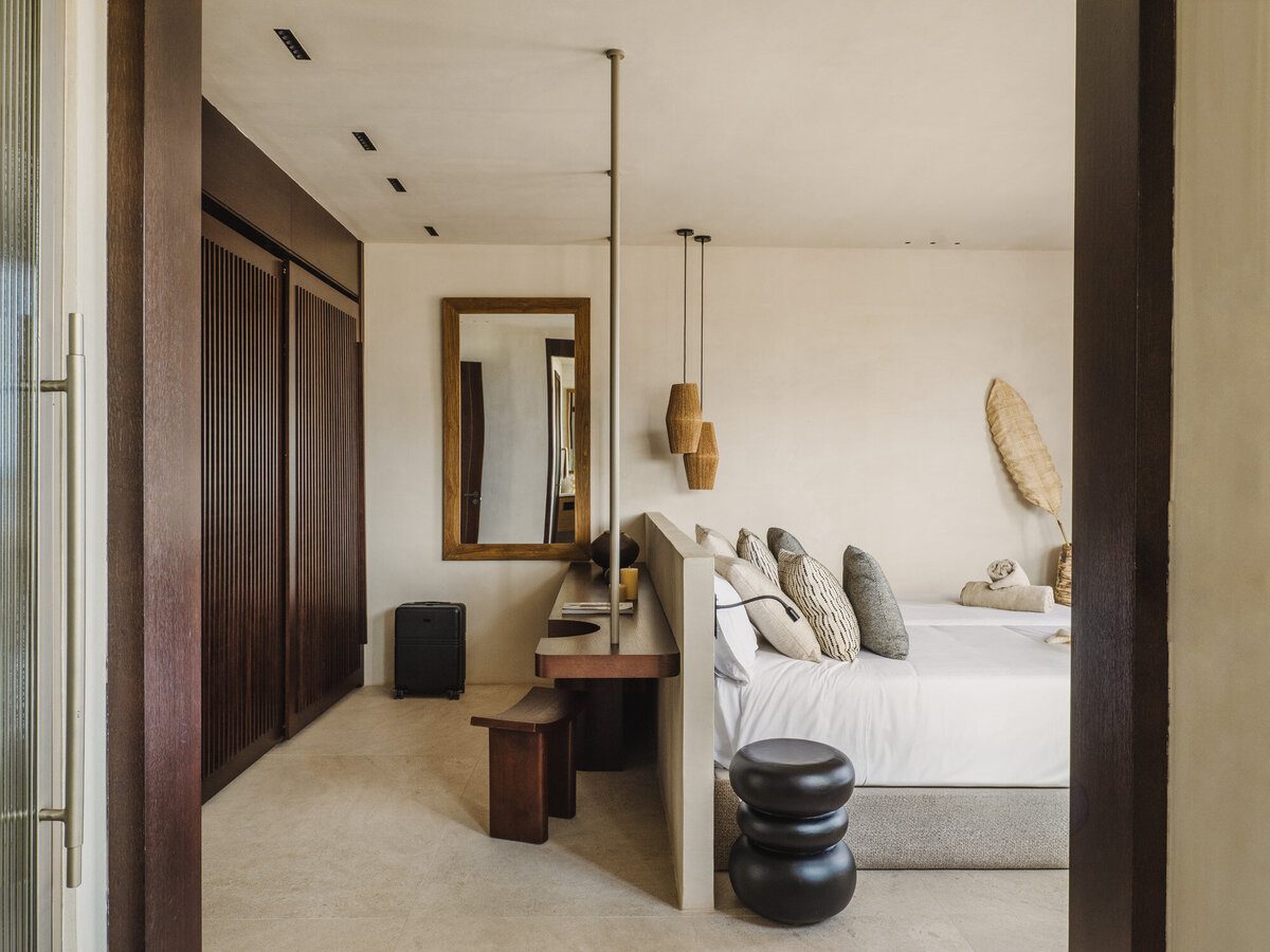 Suite with dressing area