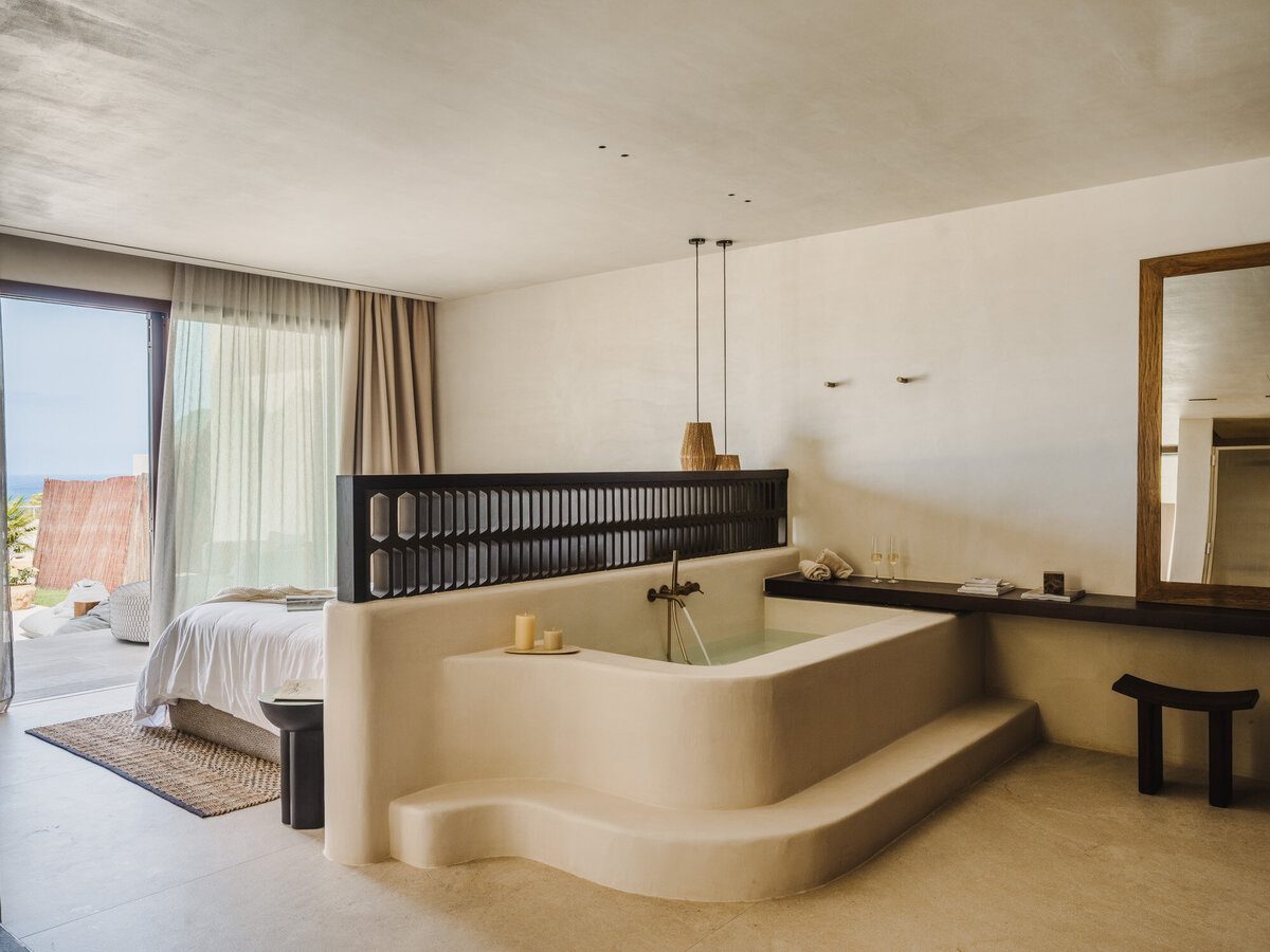 Suite with bathtub